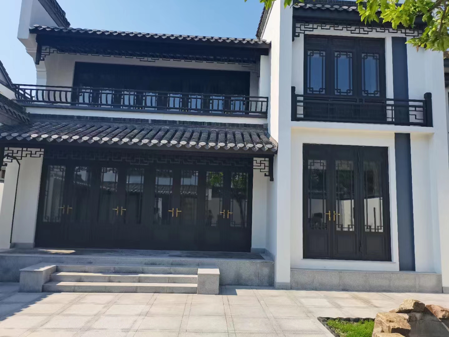 為何現(xiàn)在仿古建筑都使用仿古鋁合金門窗